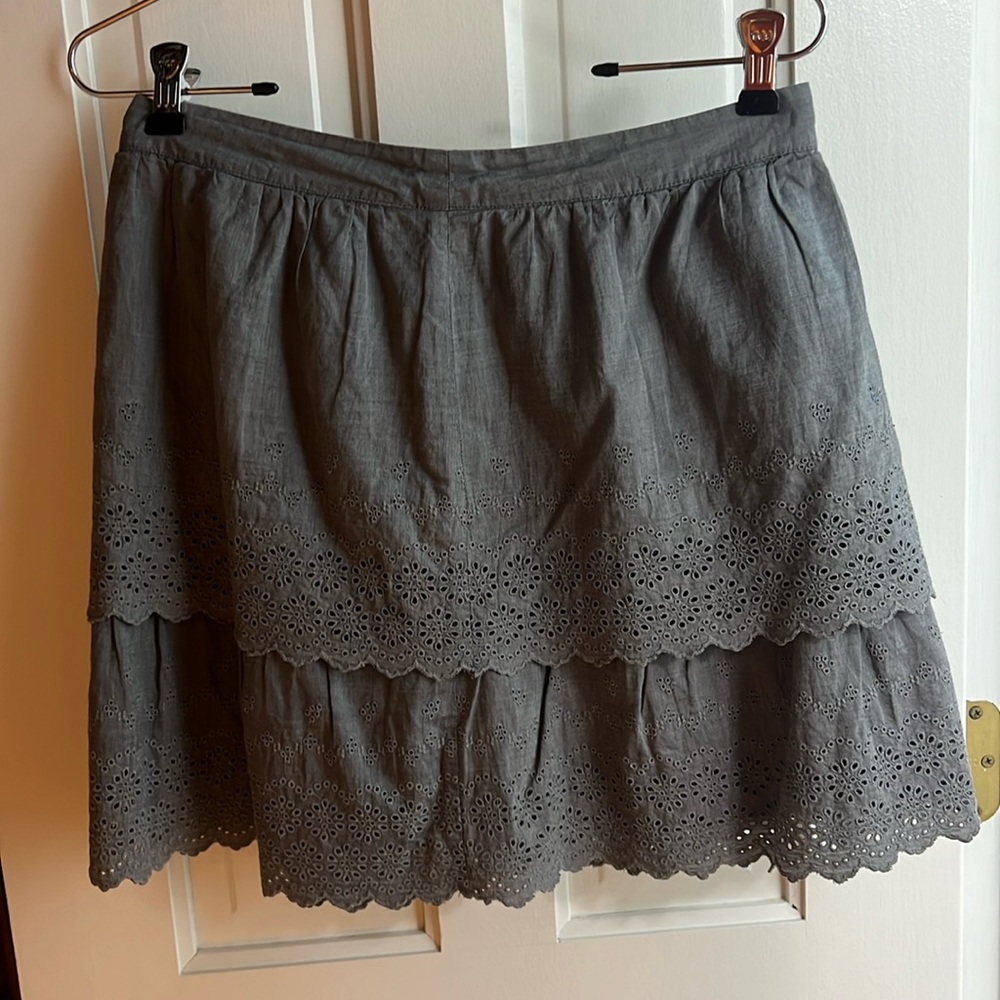 EUC J CREW Gray Eyelet Tiered Skirt Size 2 Lined Fall Autumn Transitional
